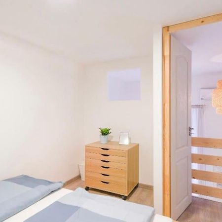 2 Bedroom Flat In Nyar Str., Boutique Budapest Esterno foto